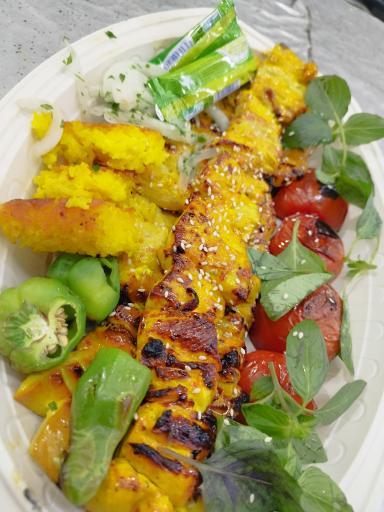 عکس تهیه غذا آن دو