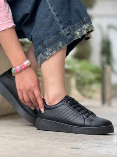 عکس کفش کتانی زنانه و بچگانه لونا