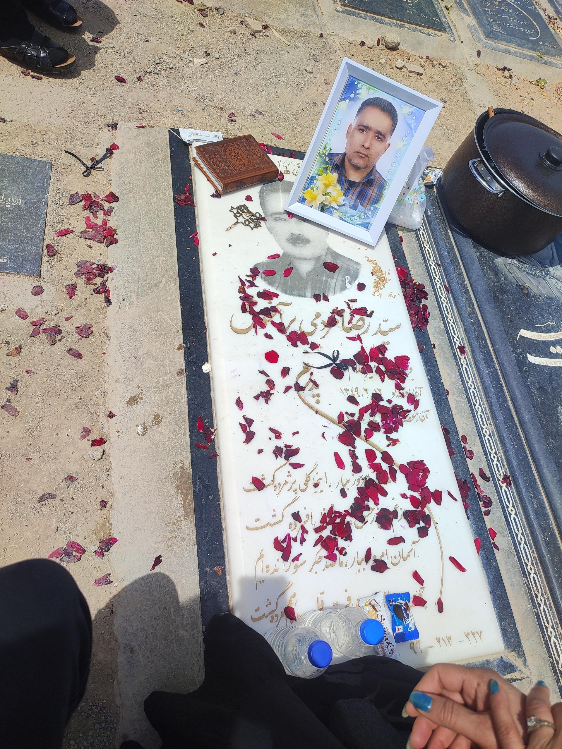 عکس مزار سید رضا مردمی برآغوش