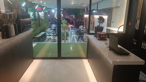عکس کافه بیلیارد لیلیوم