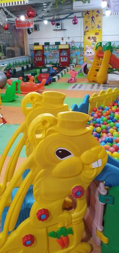 عکس شهربازی و خانه بازی قصر