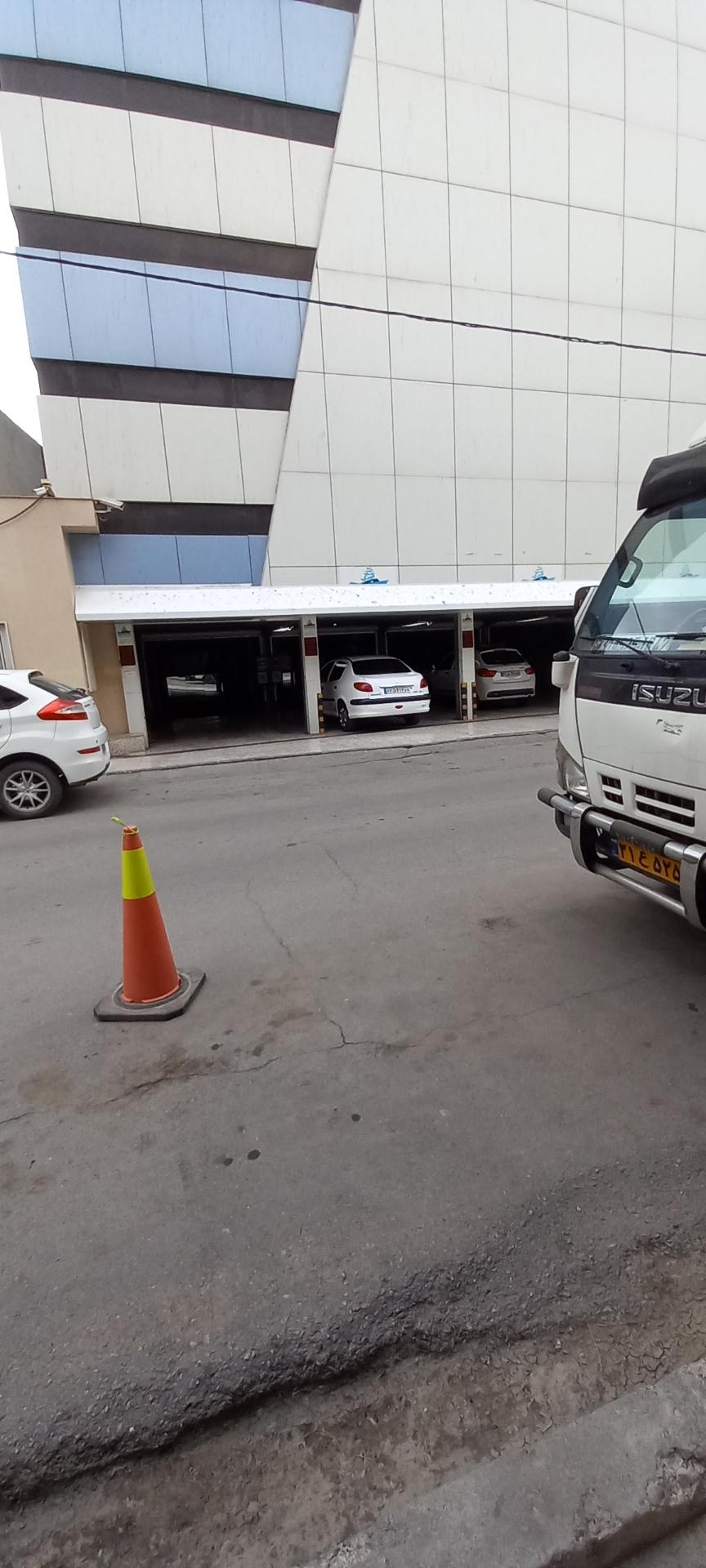 عکس پارکینگ مکانیزه بیمارستان مهر حضرت عباس (ع)