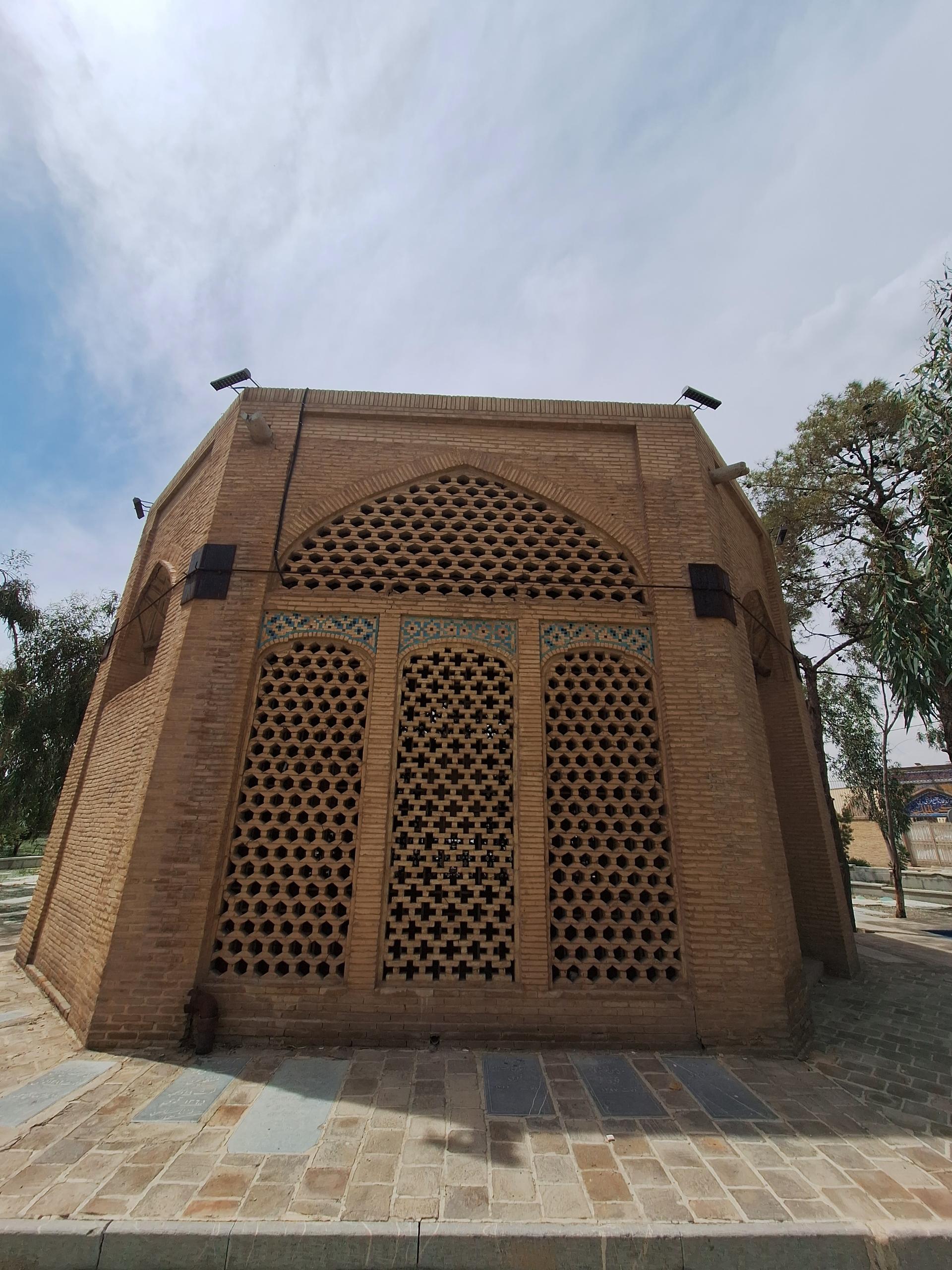 عکس آرامگاه میرزا عبدالغفار تویسرکانی