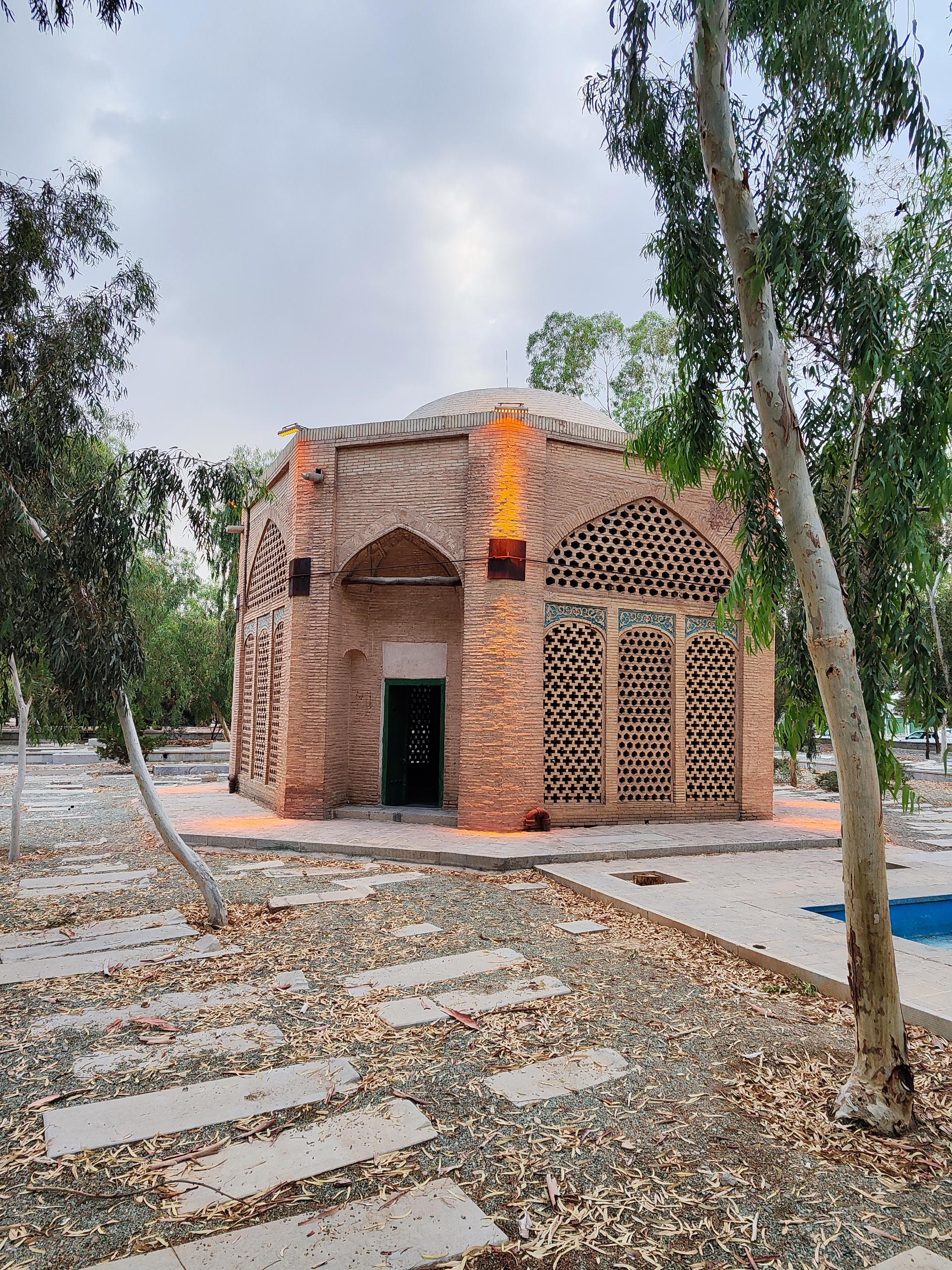 عکس آرامگاه میرزا عبدالغفار تویسرکانی