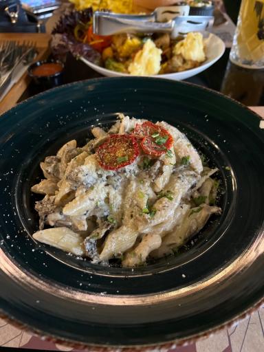 رستوران بین المللی مگریز