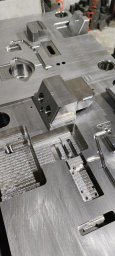 عکس قالبسازی کیان صنعت