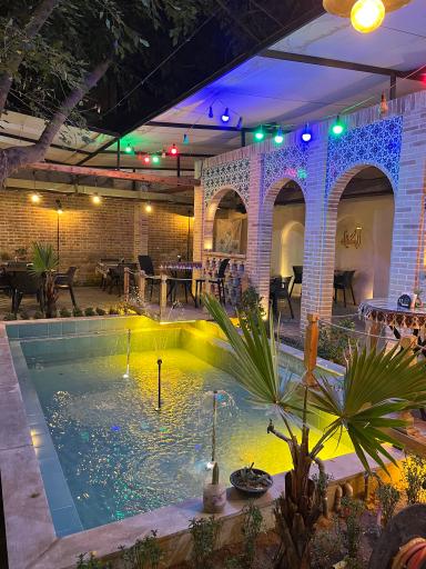 کافه کتاب آبگینه