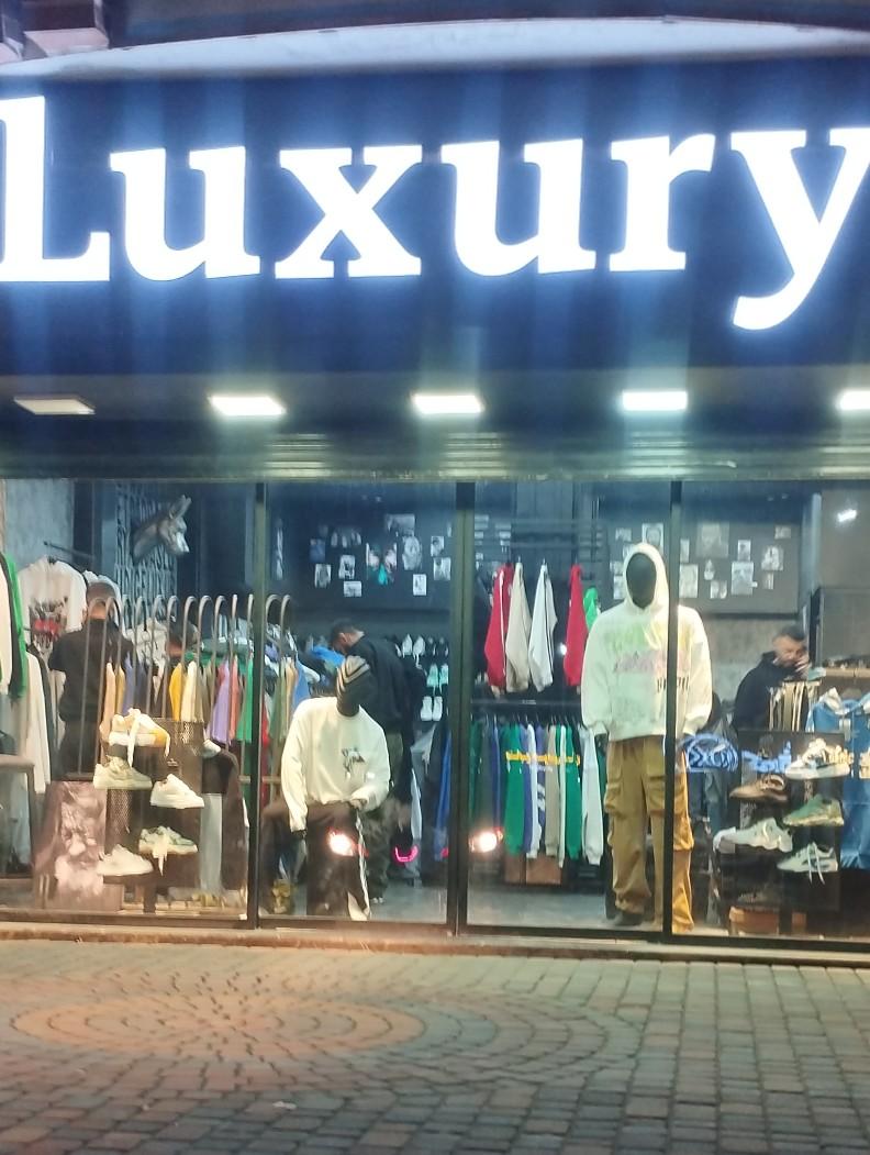 عکس فروشگاه لباس لاکچری
