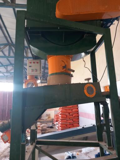 عکس بوجاری و بسته بندی حبوبات