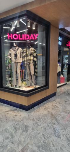 عکس فروشگاه لباس تعطیلات