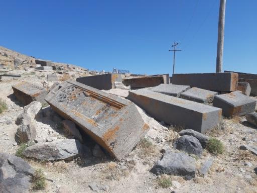 عکس قبرستان روستای لیقوان