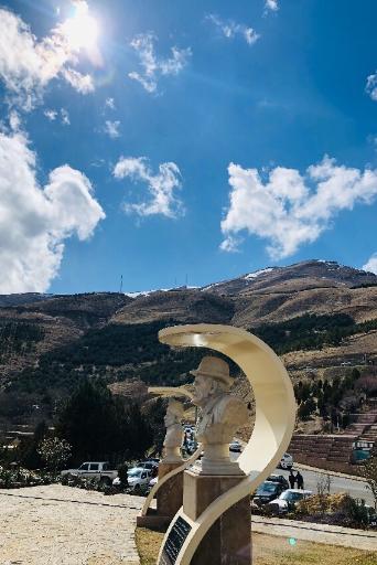 عکس مجموعه مجسمه های مشاهیر سنندج