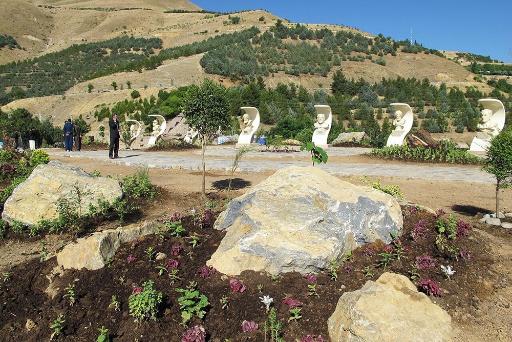 عکس مجموعه مجسمه های مشاهیر سنندج