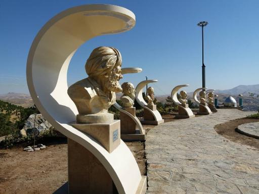 عکس مجموعه مجسمه های مشاهیر سنندج