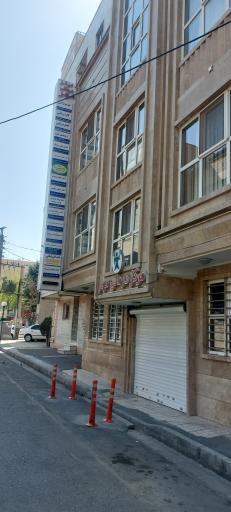 عکس درب پشتی ساختمان پزشکان مهر