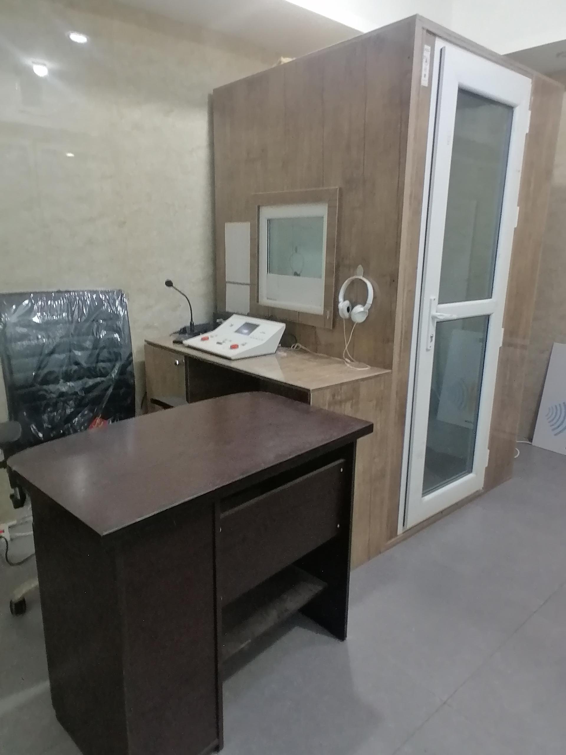 عکس  شنوایی سنجی و سمعک آوان