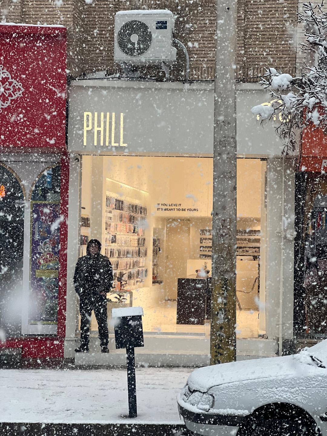 عکس فروشگاه phill case