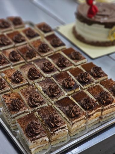 عکس نان و شیرینی لینا