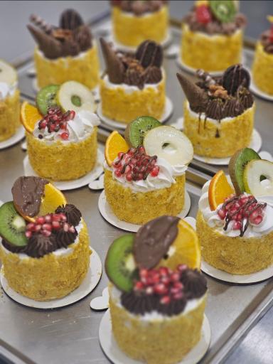 عکس نان و شیرینی لینا