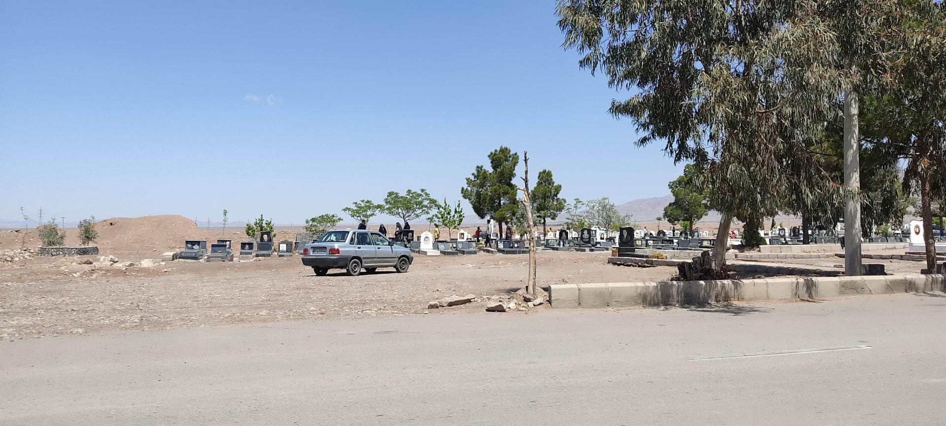 عکس آرامستان و گلزار شهدای زرند