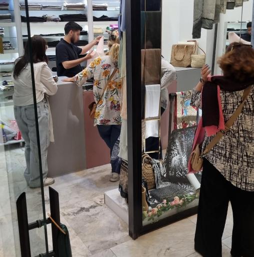 عکس فروشگاه شال و روسری ازکیٰ
