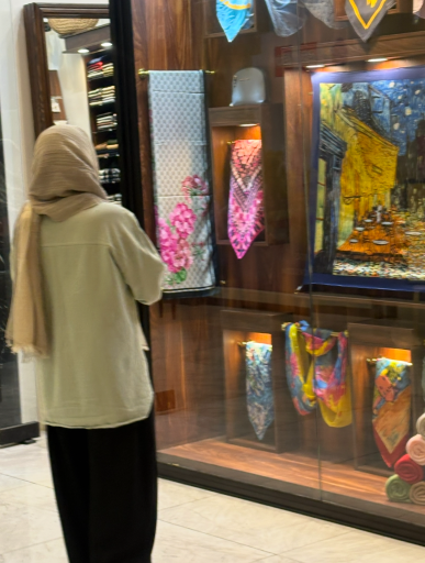 عکس فروشگاه شال و روسری ازکیٰ