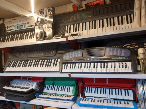 عکس فروشگاه موسیقی جمیل 