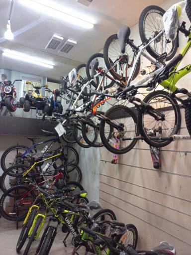 عکس فروشگاه لوازم ورزشی آداس اسپورت