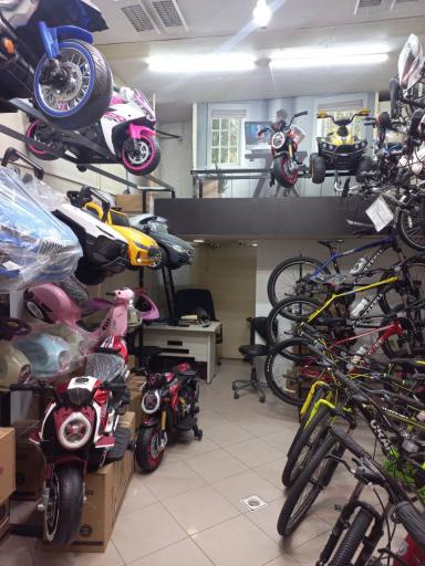 عکس فروشگاه لوازم ورزشی آداس اسپورت