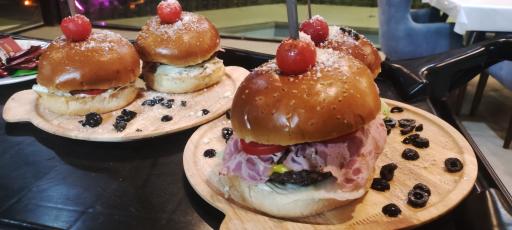 عکس کافه رستوران دیاکو