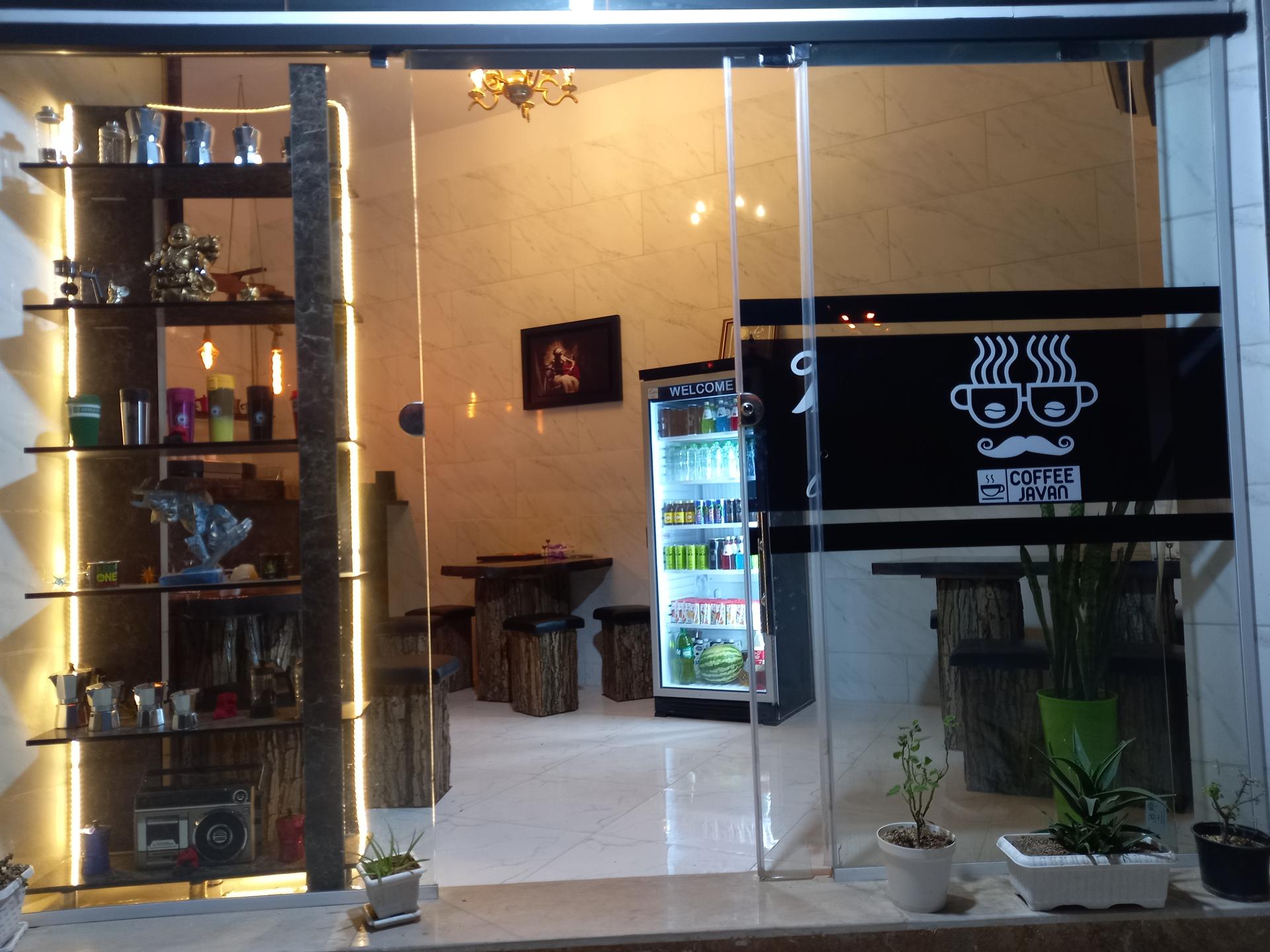 عکس کافی شاپ جوان