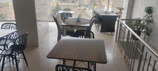 عکس رستوران بیرون بر بانو