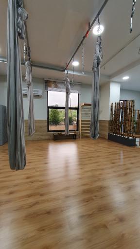 عکس استودیو یوگا فلو