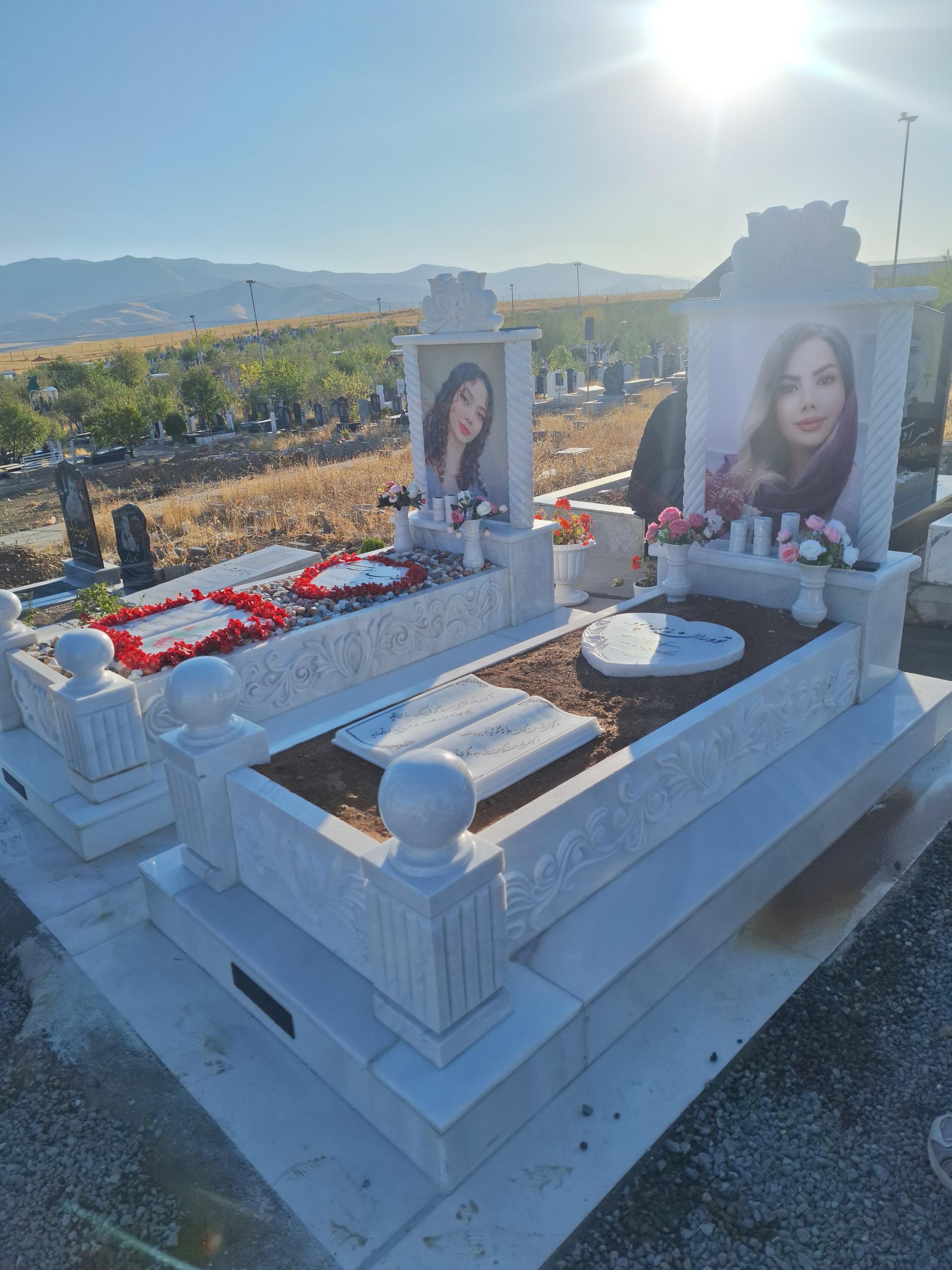 عکس سنگ مزار علی حاجی و اشجری