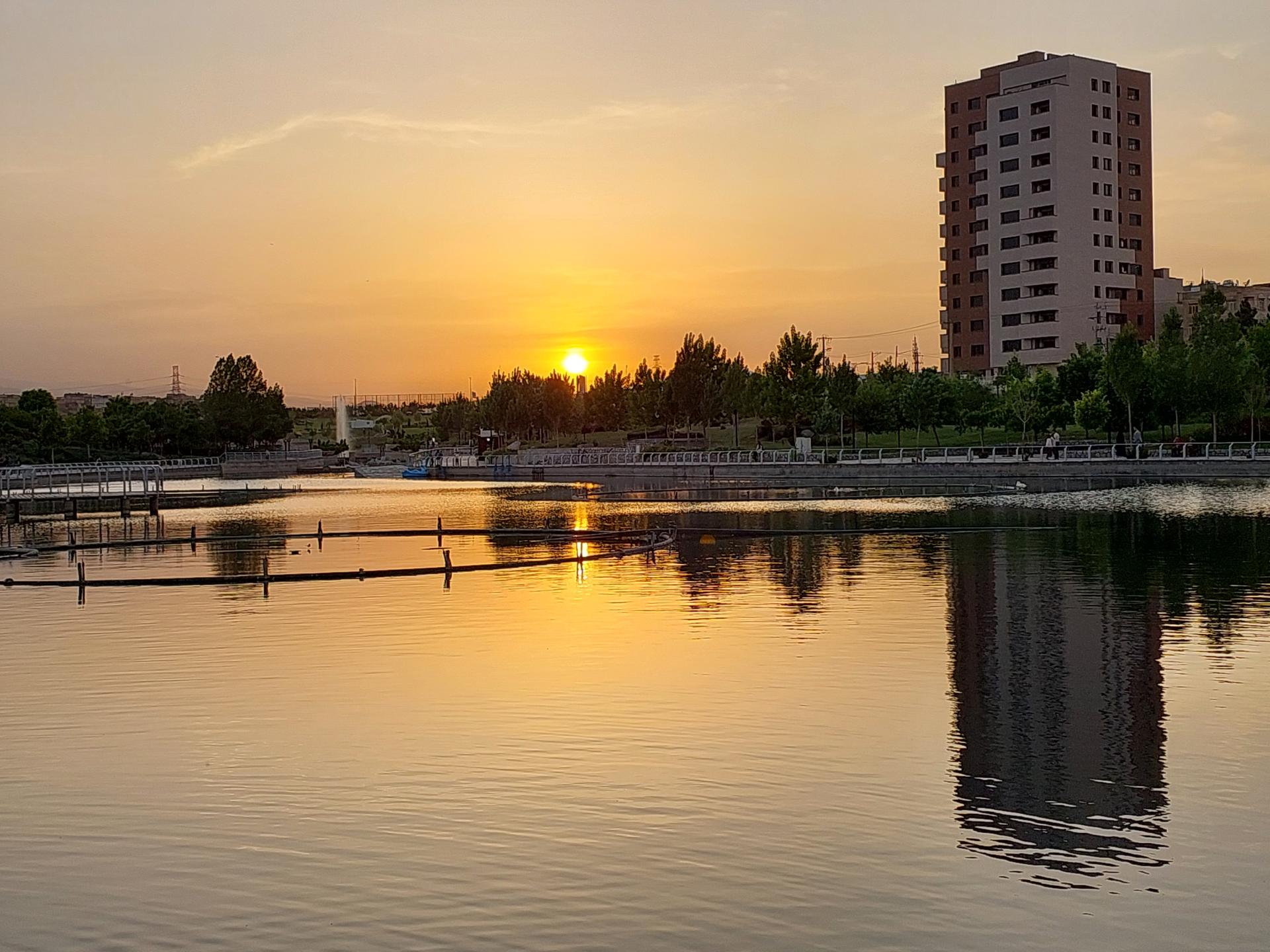 عکس دریاچه تفریحی