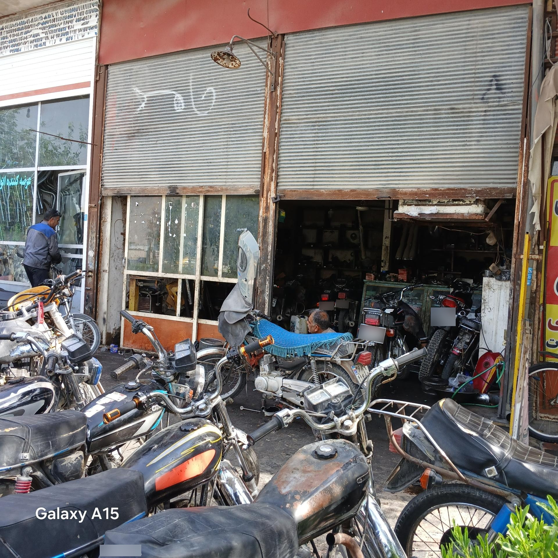 عکس تعمیر موتور سیکلت داودی