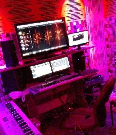 عکس استودیو و آموزشگاه موسیقی گرند