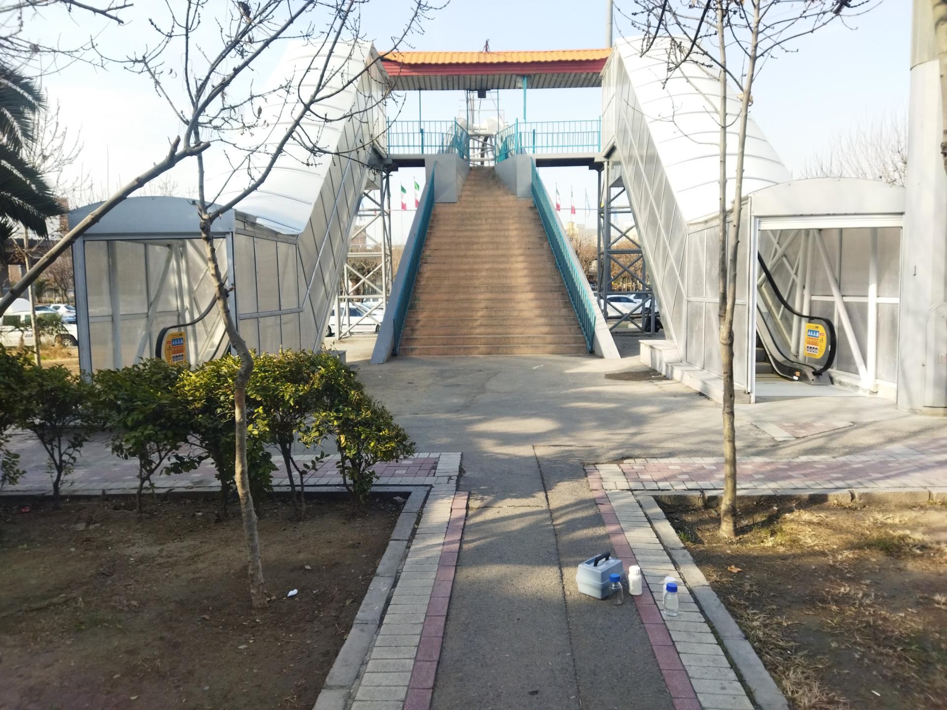 عکس پله برقی و پل هوایی عابر پیاده