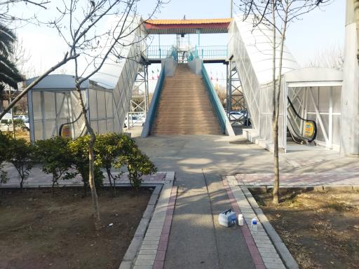 عکس پله برقی و پل هوایی عابر پیاده