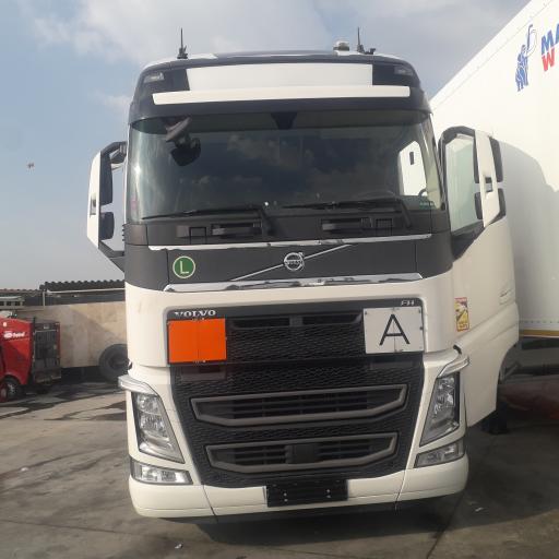 عکس کارشناس تشخیص رنگ کامیون کارشناسی خودرو سنگین