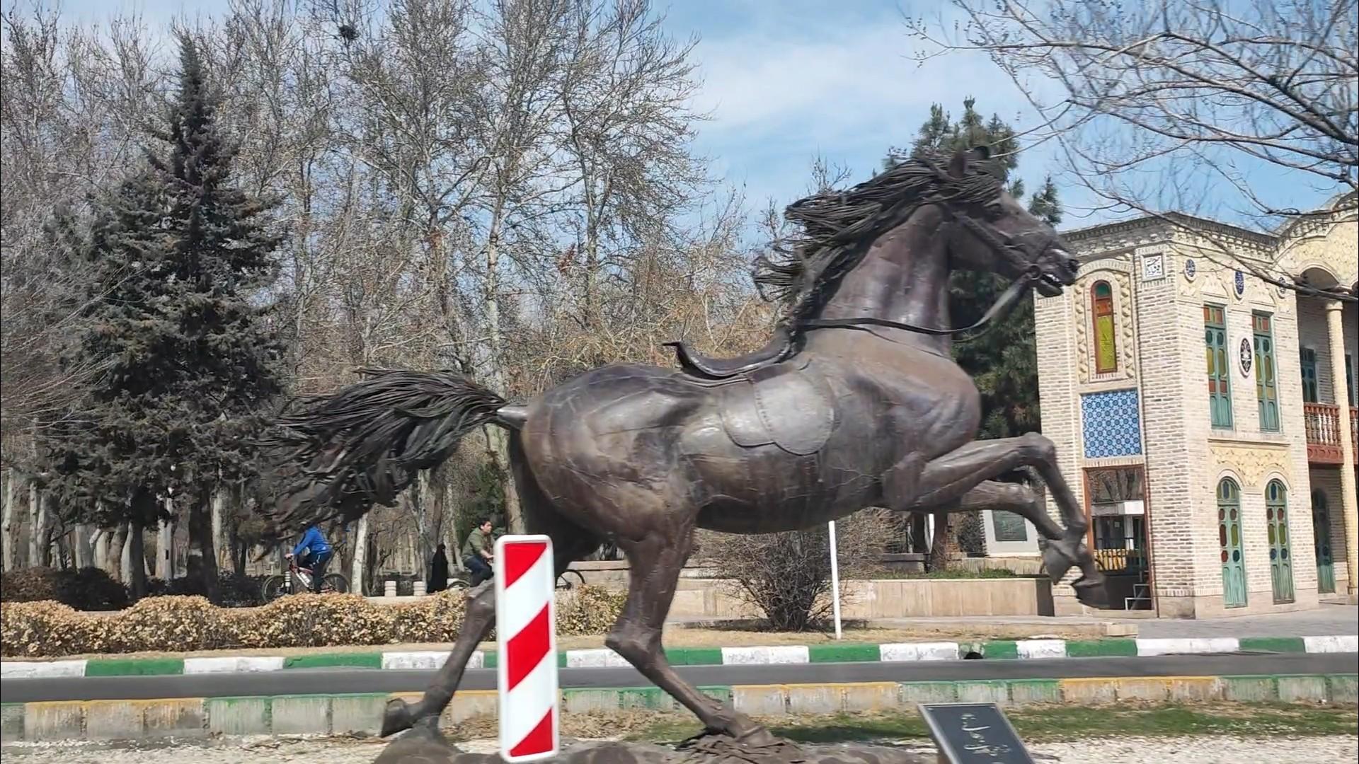 عکس درب میدان آزادی پارک ملت