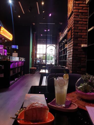 عکس کافه کتاب کاژه