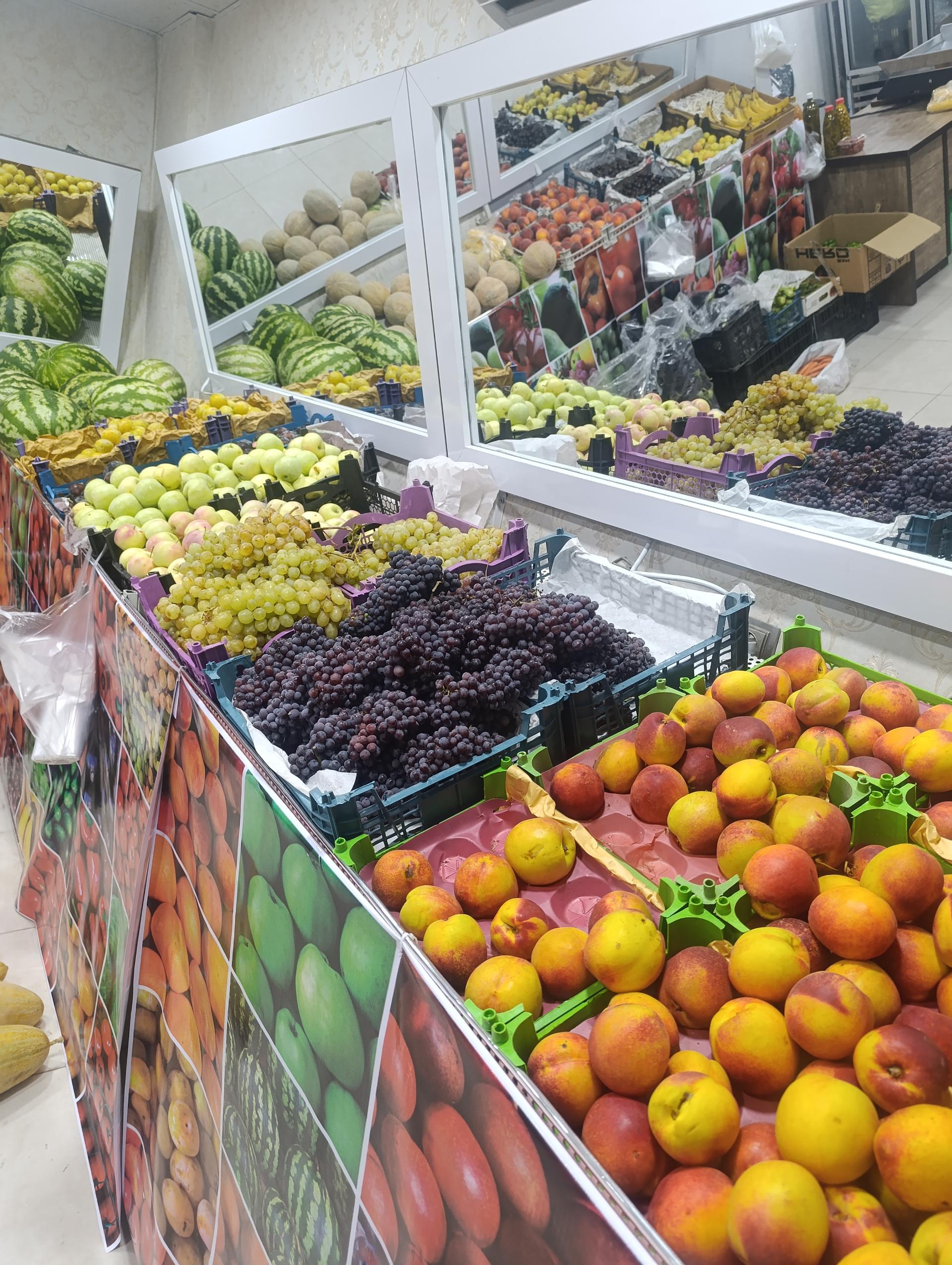 عکس میوه‌ فروشی میلاد