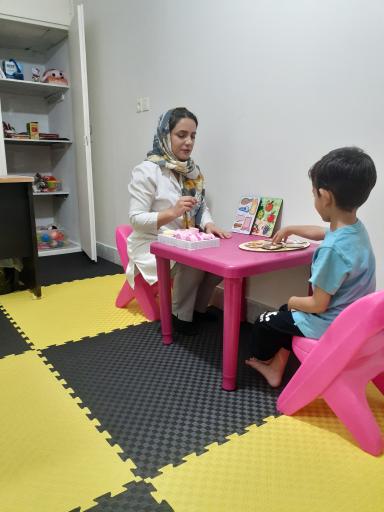 عکس کاردرمانی و گفتاردرمانی آوا