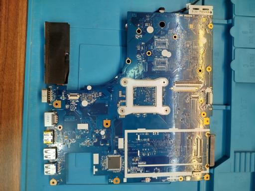 عکس فروشگاه کامپیوتر بناتِک