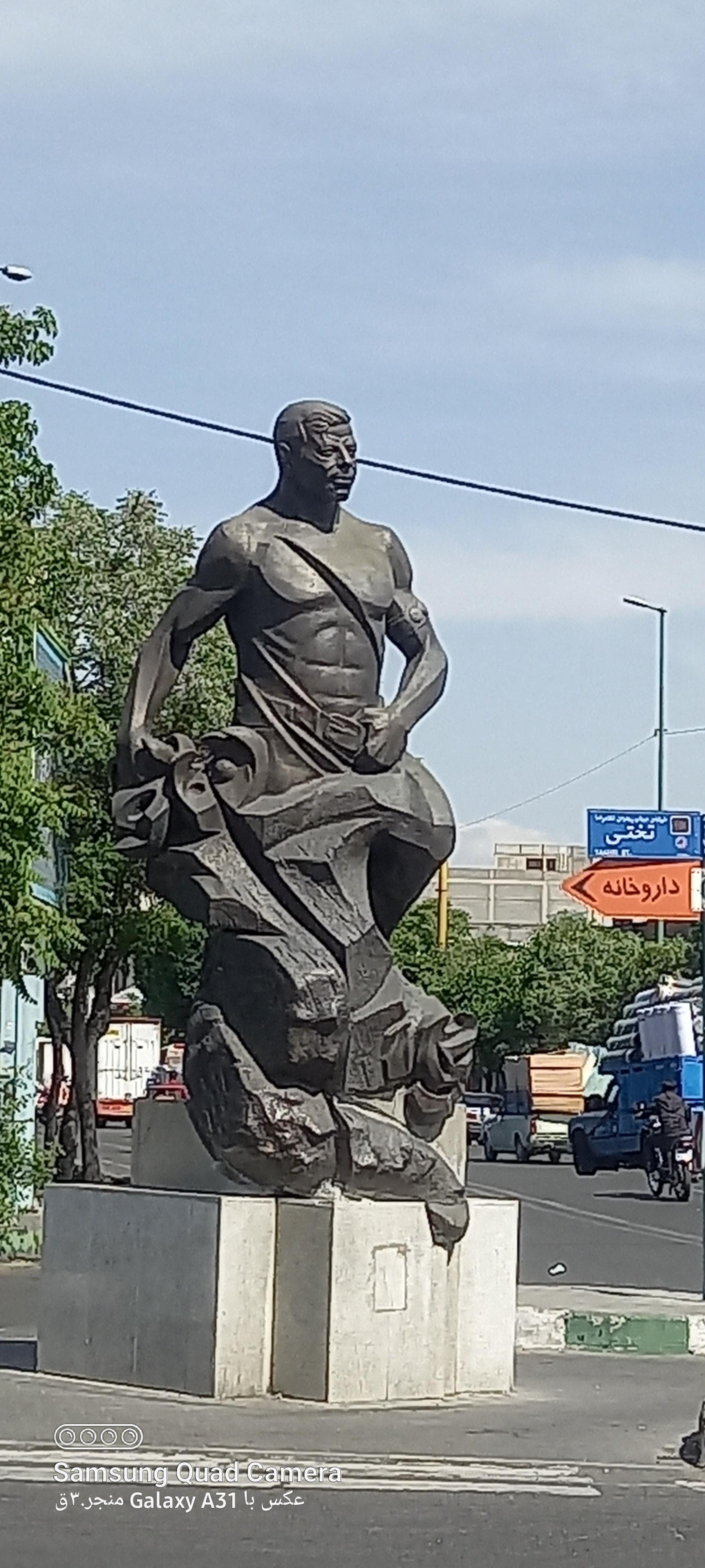 عکس تندیس جهان پهلوان تختی