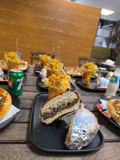 عکس برگر زغالی و پیتزا دهکده