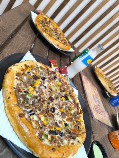 عکس برگر زغالی و پیتزا دهکده