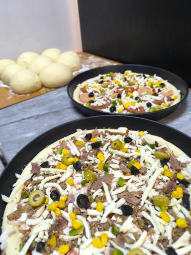 عکس برگر زغالی و پیتزا دهکده