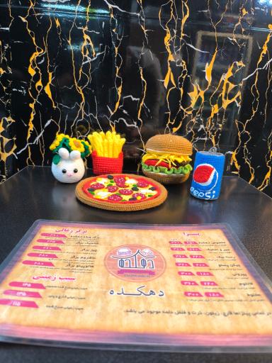 عکس برگر زغالی و پیتزا دهکده